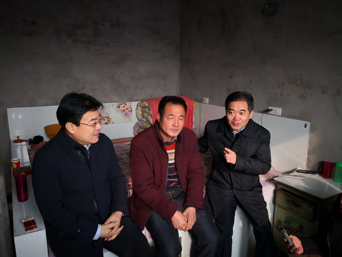 集團(tuán)董事長李彥龍、總經(jīng)理蔡軍18年春節(jié)慰問群眾.jpg
